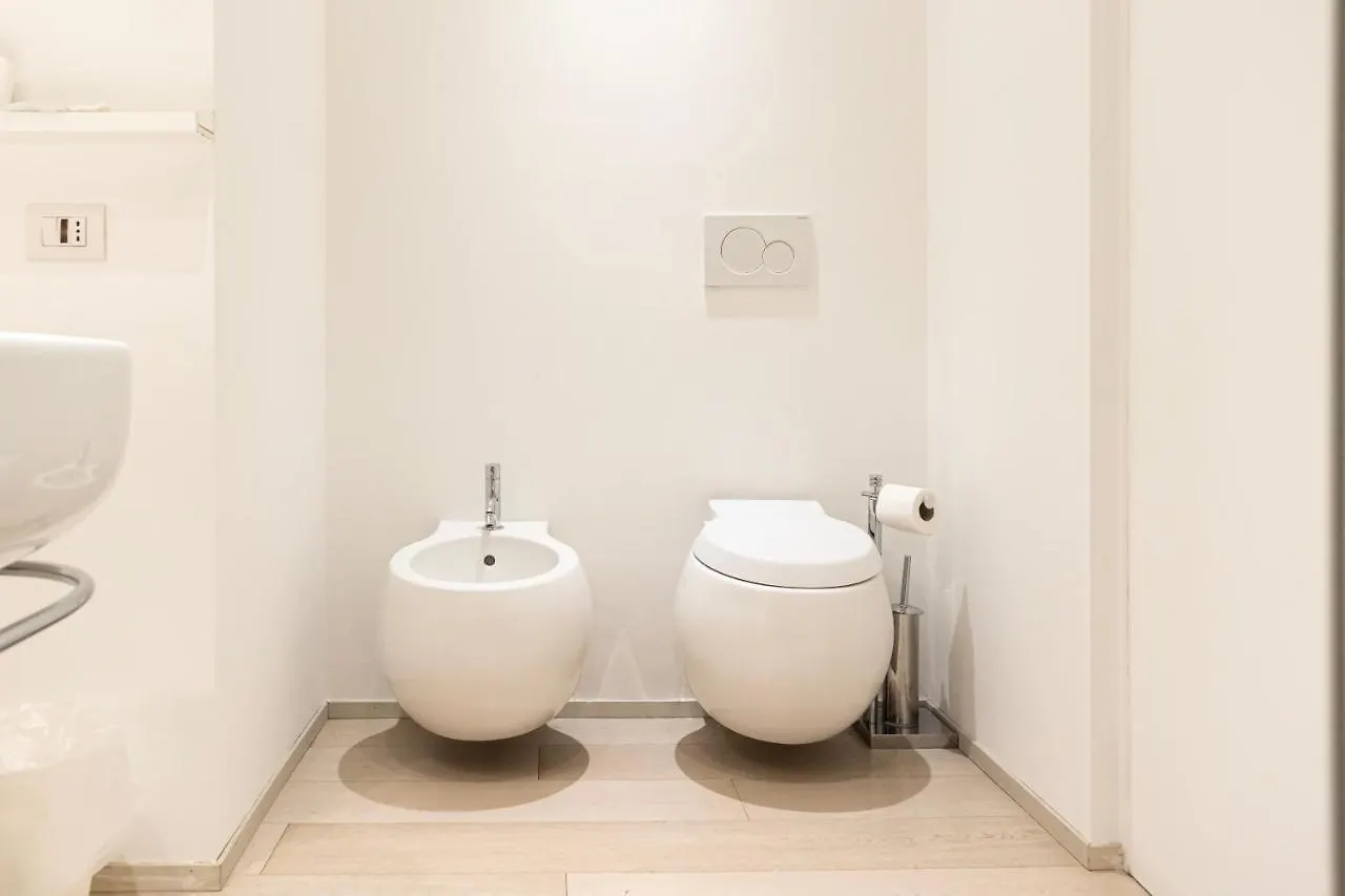 Apartment Elegante E Spazioso Quadrilocale In Porta Venezia Milan Italy